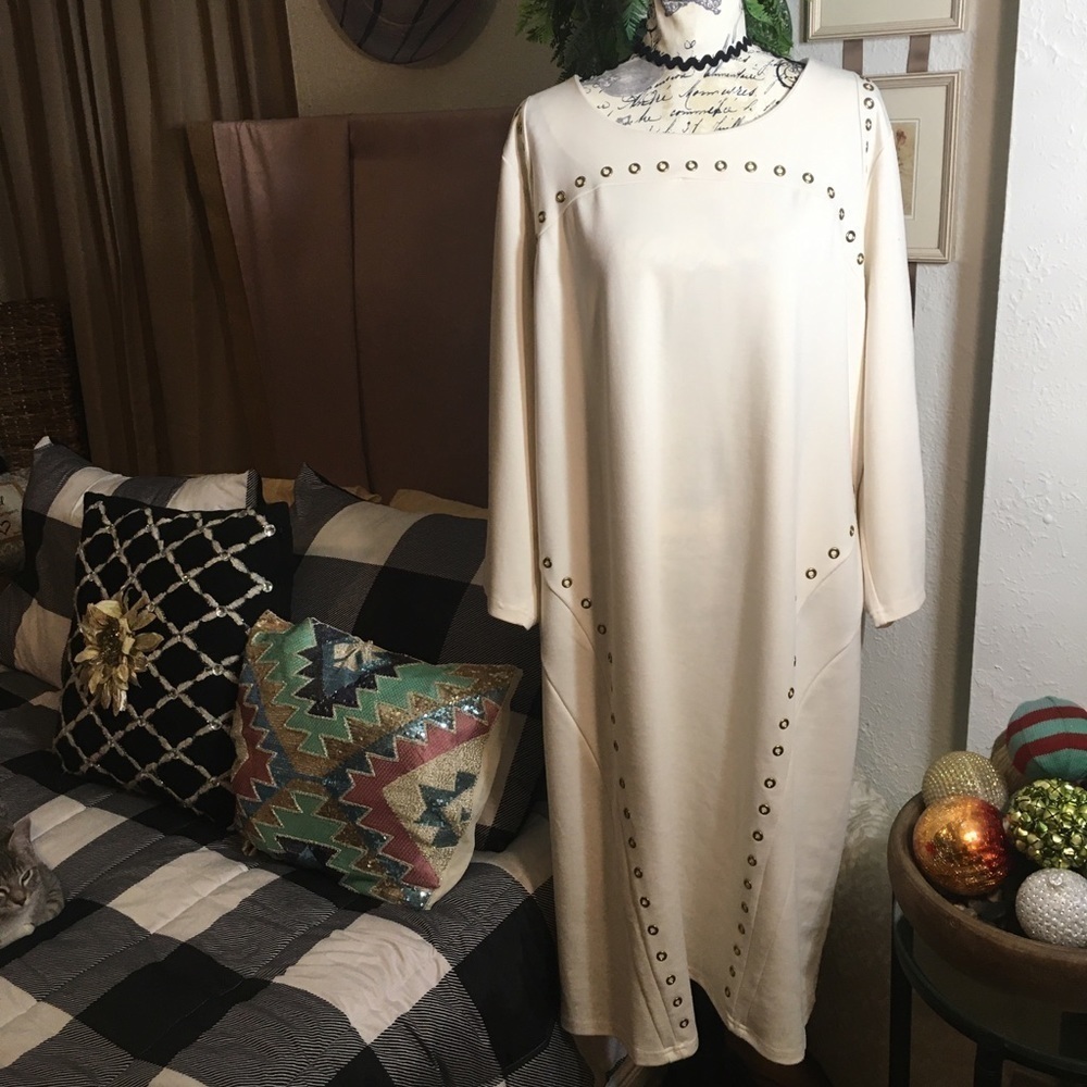 Kate & Mallory beautiful thick cream fabric with gold.grommet detailing